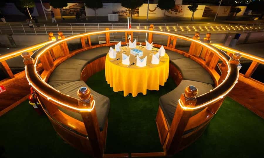 5-Star Marina Dhow Dinner Cruise With Live Entertainment - What the dhow setting adds