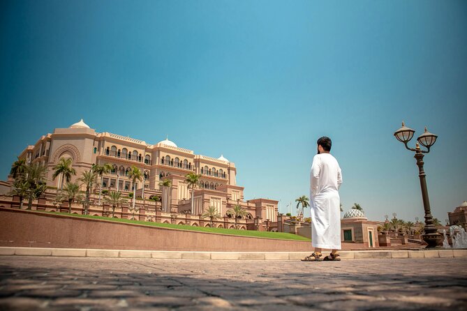Abu Dhabi City Tour: Grand Mosque, Palace, Souk, Louvre & Ferrari - Dates Market: a small stop with local flavor