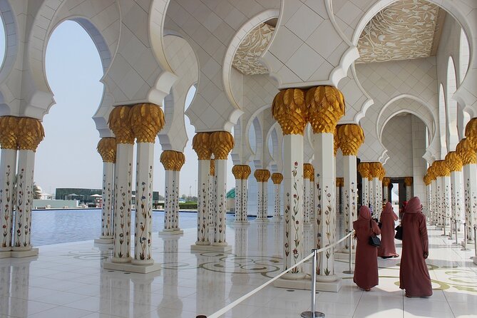 Abu Dhabi City Tour of Grand Mosque, Palace, Louvre, and Ferrari - Yas Mall: a useful pause, not just a shopping stop