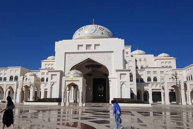 Abu Dhabi Full Day City Tour - Dates Market and Madinat Zayed: short stops with a shopping angle