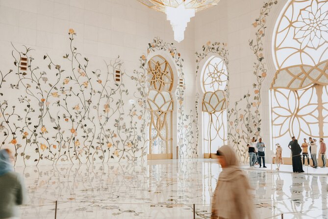 Abu Dhabi Sheikh Zayed Grand Mosque Private Tour - Seeing the interior details and chandeliers