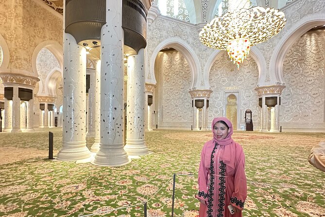 Abu Dhabi Tour with Sheikh Zayed Grand Mosque Visit - Emirates Palace Marina: a 30-minute taste of luxury