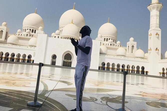 DEAL: Sheikh Zayed Grand Mosque and Dubai Red Dunes with BBQ Dinner - Mosque clothing and respectful behavior