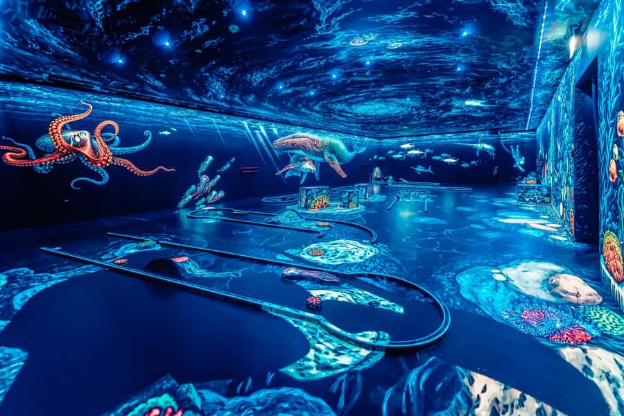 Dubai: 3D Glow-in-the-Dark Blacklight Mini Golf Experience - Entering the three-room blacklight course