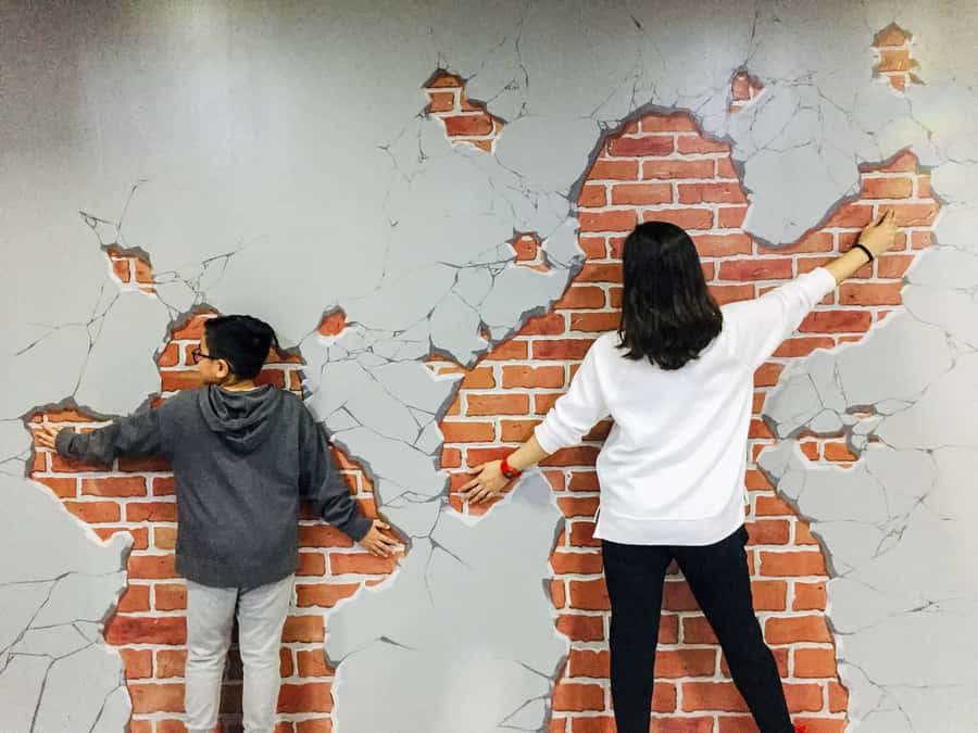 Dubai: 3D World Trick-Art Selfie Museum Entrance - Getting the best pictures