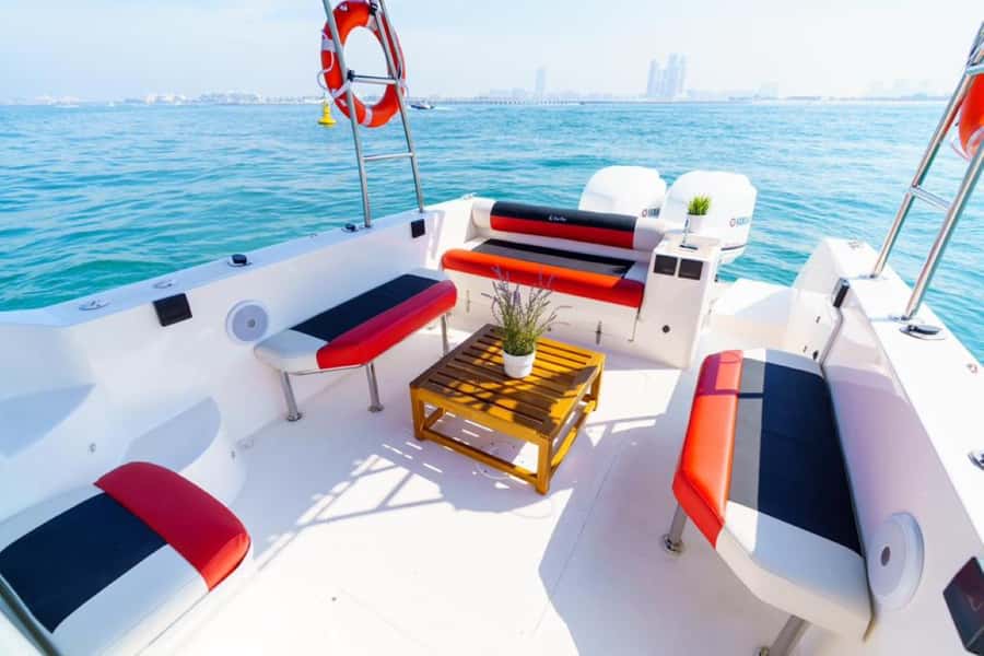 Dubai: 4-Hour Deep Sea Fishing, Trolling, Casting - Crew service and the private-group atmosphere