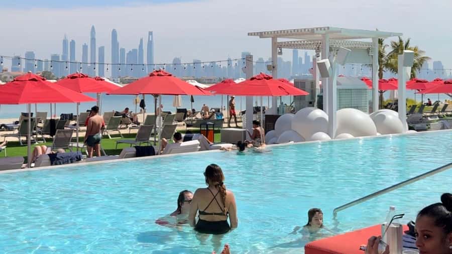 Dubai: Beach Day on the Palm with Skyline Views - Sunbeds, shade, and where to settle