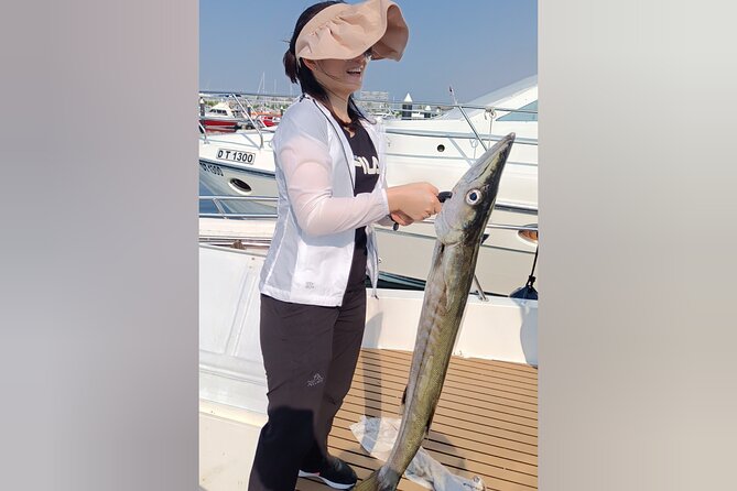 Dubai Deep Sea Fishing 4 hours + BBQ of Catch - Learning the fishing methods from the crew