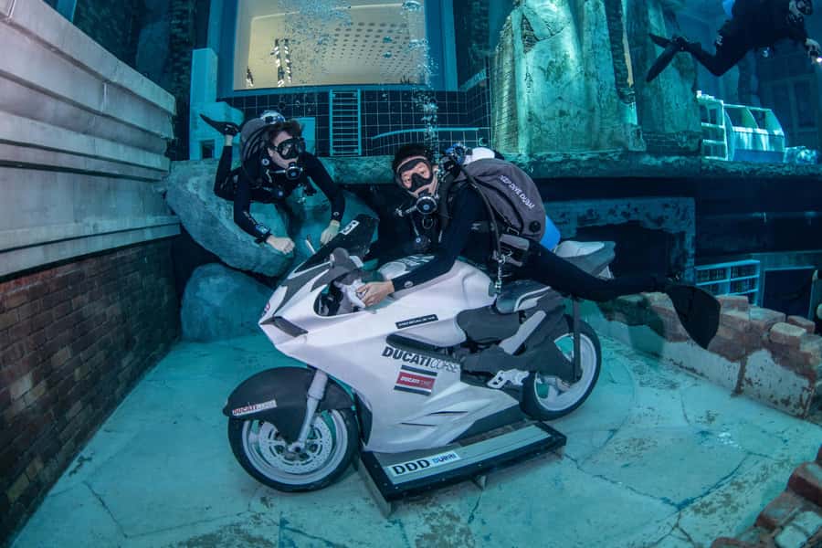 Dubai: Discover Scuba Dive for Beginners at Deep Dive - The opening safety briefing and equipment lesson