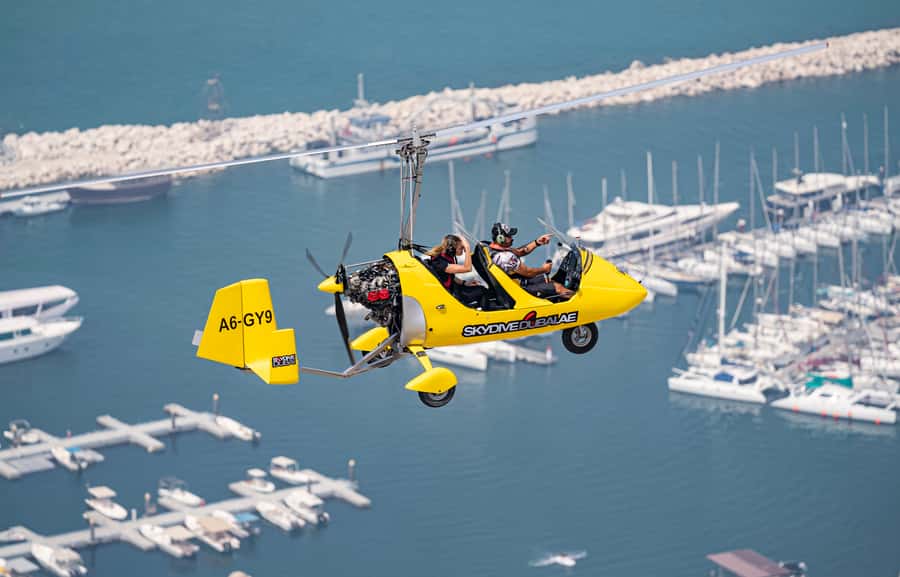 Dubai: Gyrocopter Introductory Flight - The safety briefing and aircraft setup