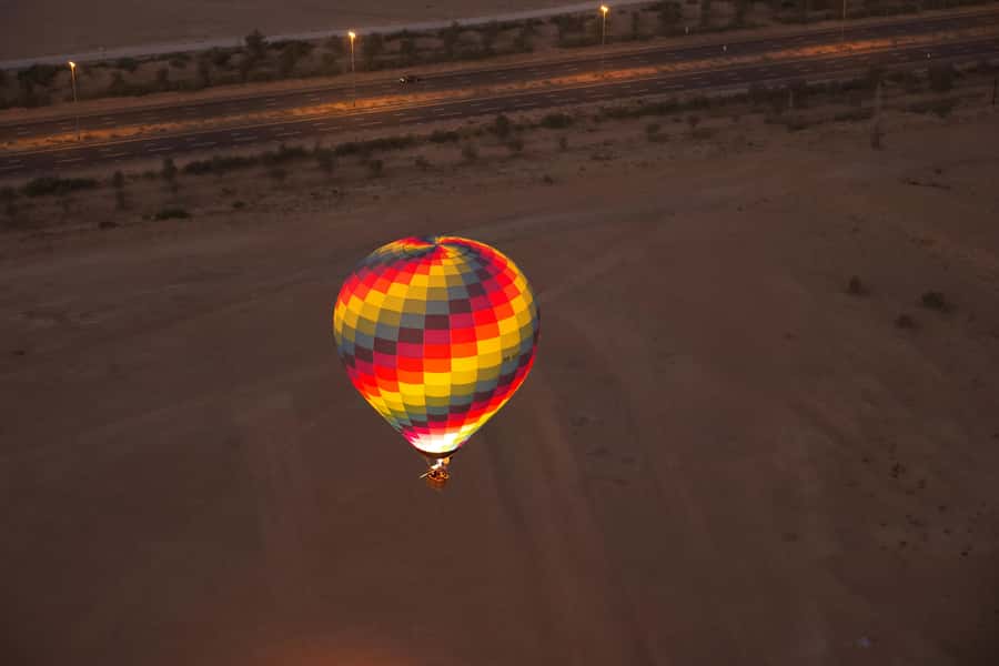 Dubai: Hot Air Balloon Ride & Falcon Show Over the Desert - The falcon show at 4,000 feet