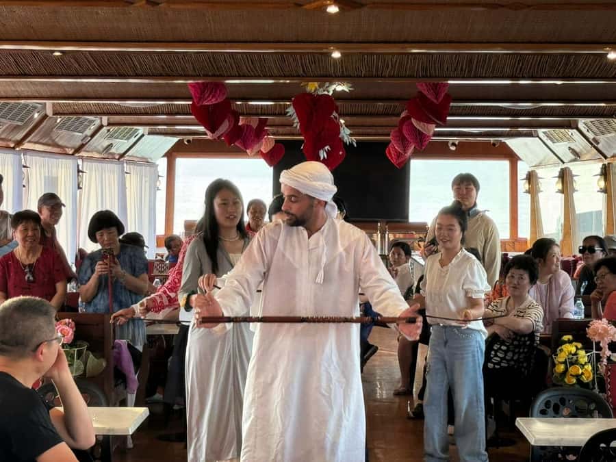 Dubai: Luxury Dinner Cruise with Live Music - What the 90 Minutes Feel Like