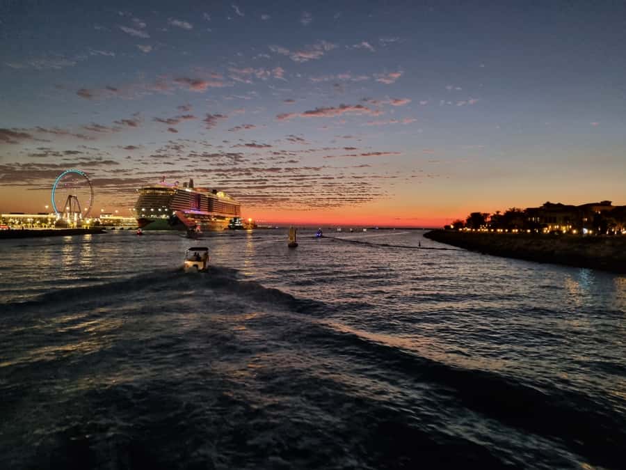 Dubai: Luxury Sightseeing Cruise with Food and Drinks - Key details before you book