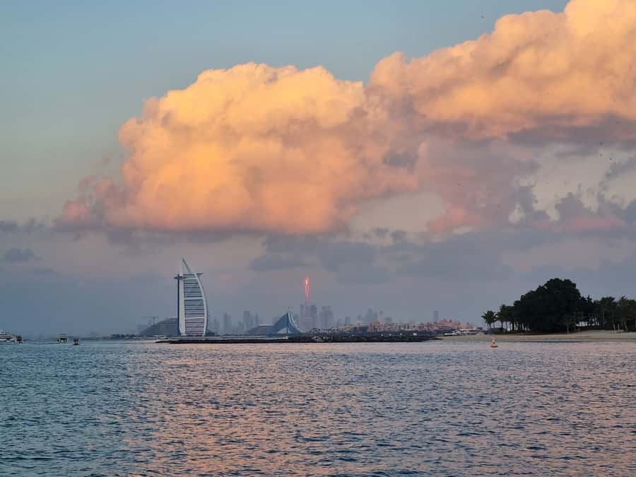 Dubai: Luxury Sightseeing Cruise with Food and Drinks - Food, drinks, and the Italian touch