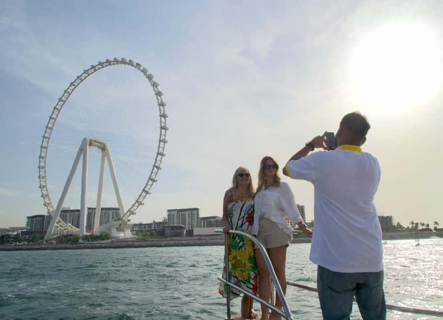 Dubai: Luxury Sunset Yacht Tour with Snacks and Drinks - Quick points before you book