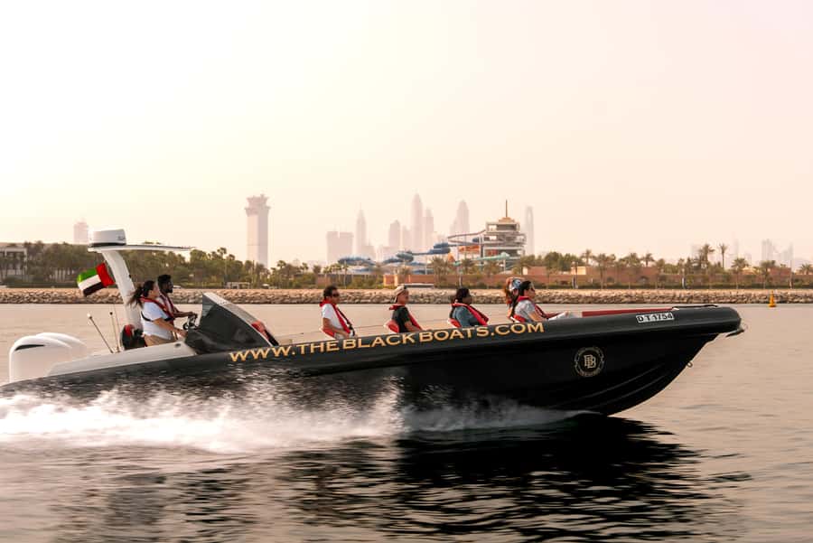 Dubai Marina: 1-Hour Luxury Sightseeing Speedboat Tour - Guide service and the little extras