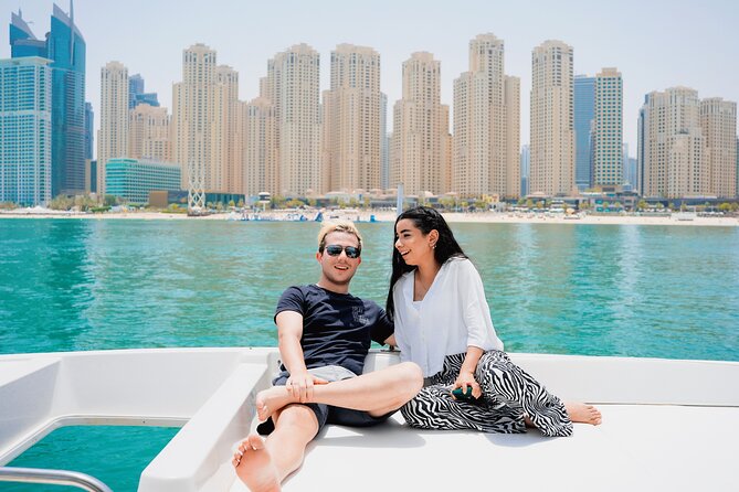 Dubai Marina 1hr Yacht tour with Drinks - Daytime or evening: choosing the right departure