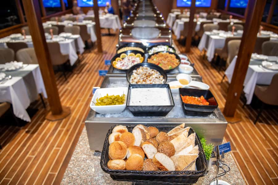 Dubai Marina: Luxury Dinner Cruise, Live Show, Open Bar & DJ - Practical tips for a smoother evening