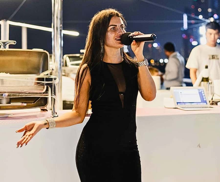 Dubai: Marina Premium Dinner Cruise with Unlimited Drinks - Boarding and choosing the upper deck