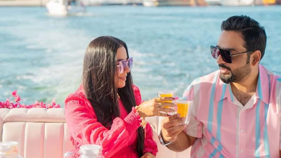 Dubai Marina: Private Boat Tour with Flower - Key points before you book