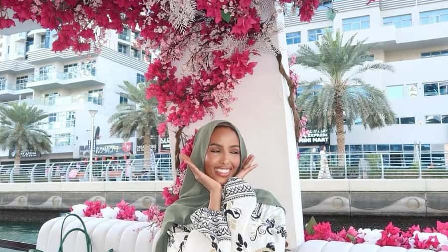 Dubai Marina: Private Boat Tour with Flower - French brunch, cakes, and drinks