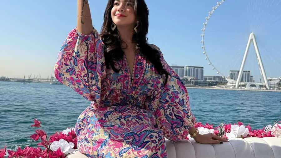 Dubai Marina: Private Boat Tour with Flower - Proposals, honeymoons, and family birthdays