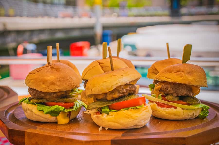 Dubai: Marina Sightseeing on Yacht with Breakfast - Key points at a glance