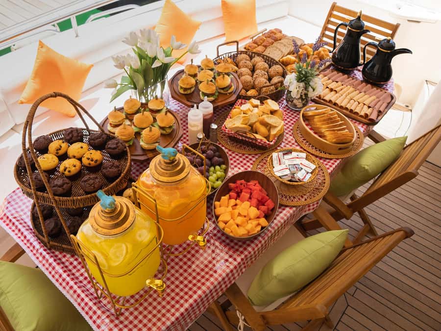 Dubai: Marina Sightseeing on Yacht with Breakfast - What this yacht trip really offers