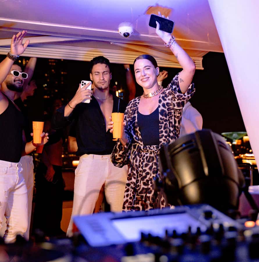 Dubai: Marina Yacht Party with BBQ, Unlimited Drinks and DJ - Boarding the yacht and getting settled