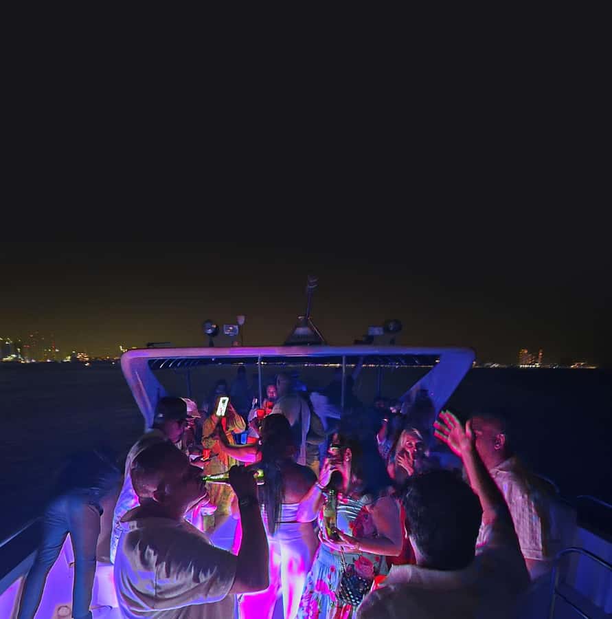 Dubai: Marina Yacht Party with BBQ, Unlimited Drinks and DJ - The four-hour route and the Dubai skyline