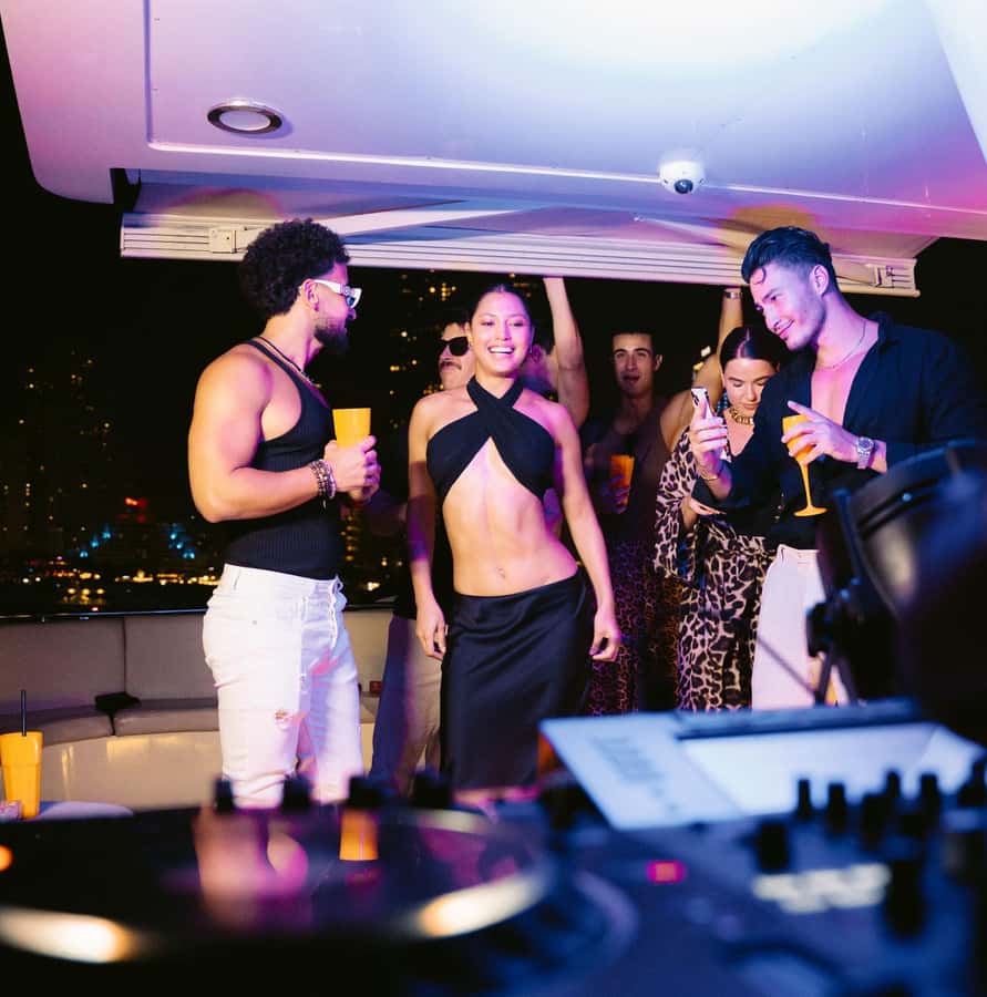 Dubai: Marina Yacht Party with BBQ, Unlimited Drinks and DJ - Unlimited drinks and service onboard