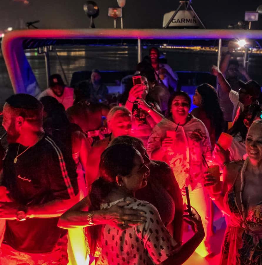 Dubai: Marina Yacht Party with BBQ, Unlimited Drinks and DJ - Practical comfort and safety details
