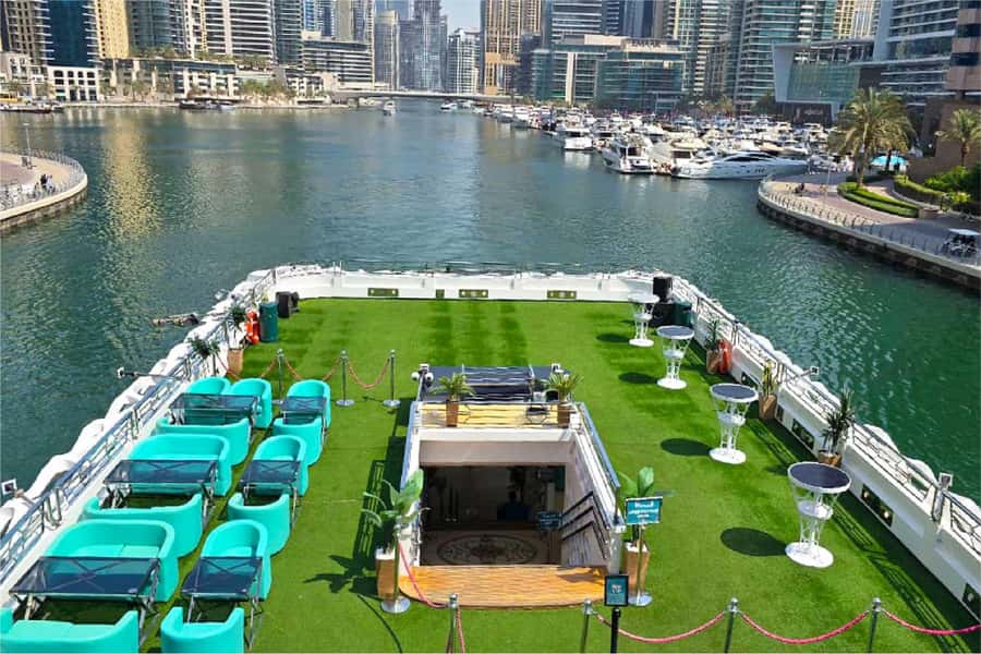 Dubai: Mega Yacht Dinner Cruise with Buffet - Buffet dinner, live stations, and plenty of choice