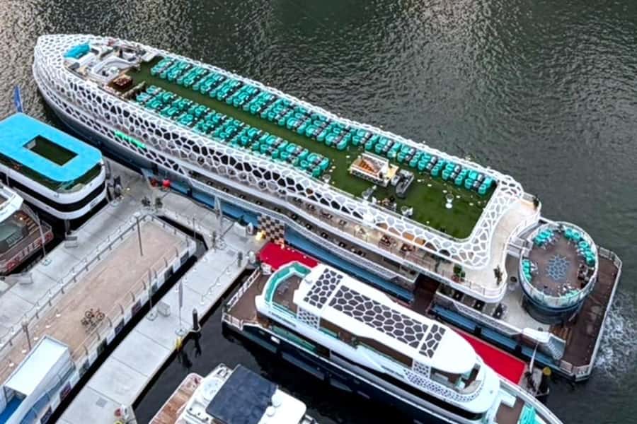 Dubai: Mega Yacht Dinner Cruise with Buffet - What the entertainment adds to dinner