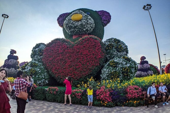 Dubai Miracle Garden Ticket - Food, seating, and small shops along the paths