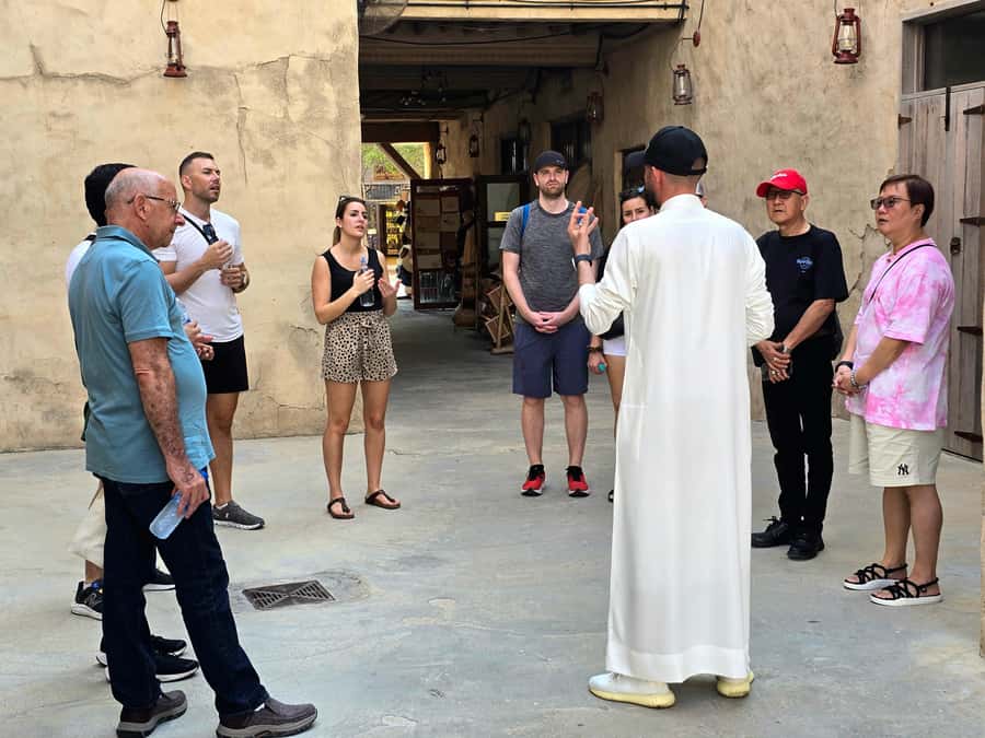 Dubai: Premium Old Town, Street Food, Souks & Boat Ride Tour - Al Souq Al Kabeer and the first market lessons