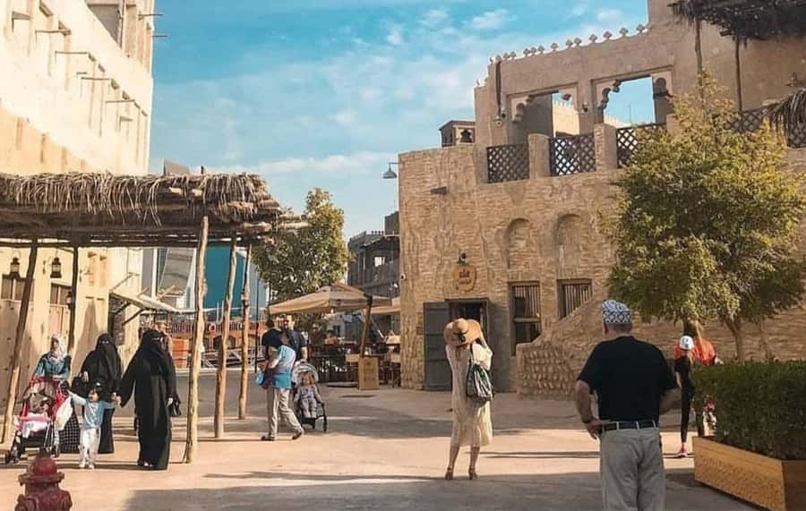 Dubai: Private Half-Day Sightseeing Tour - Souk Madinat and Qasr Al Jumeirah add texture