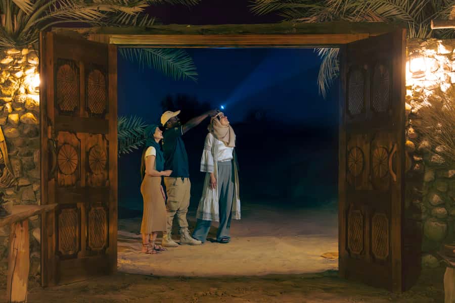 Dubai: Private Night Safari & Astronomy with 3-Course Dinner - Looking for scorpions and snakes by UV light
