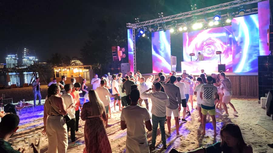 Dubai: Pub Crawl Nightlife Tour - Guides make or break the night