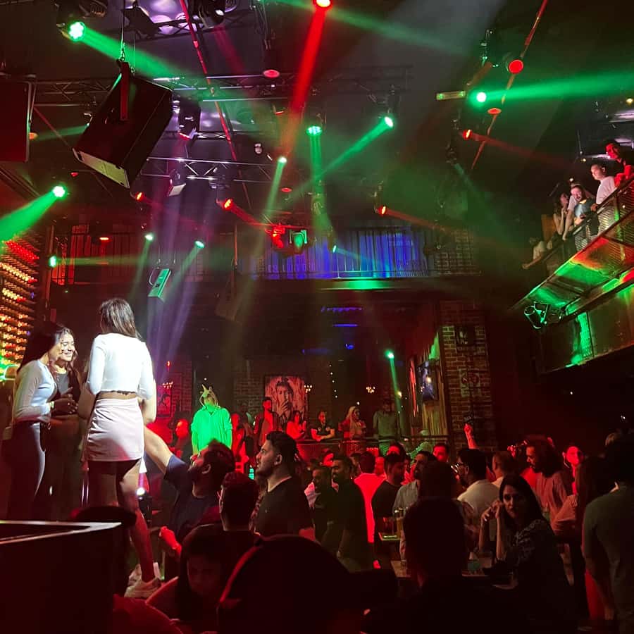 Dubai: Pub Crawl Nightlife Tour - Dress correctly or risk losing the final club
