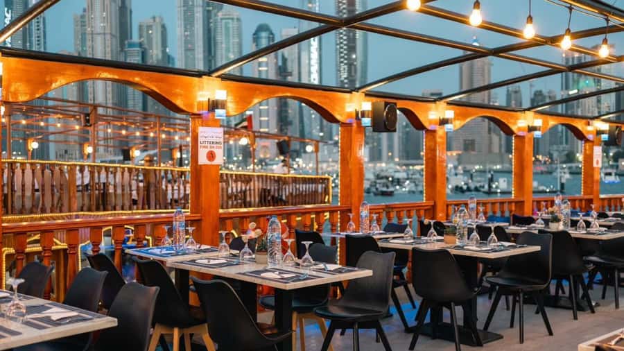 Dubai: Scenic Dhow Cruise with Buffet Dinner and Live Shows - The photographer and other small annoyances