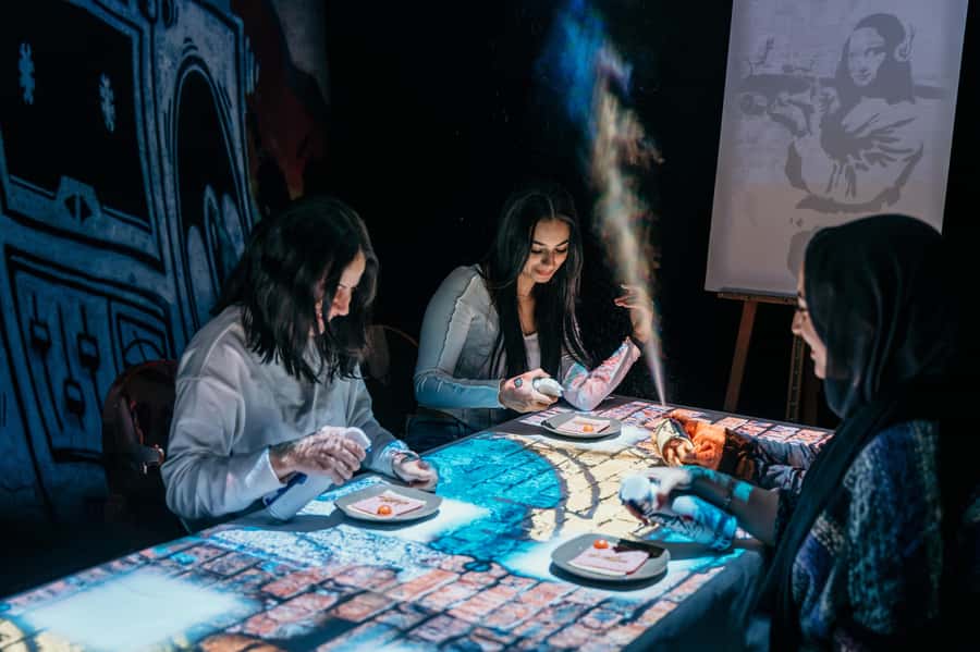 Dubai: Seven Paintings Immersive Dining Show Tickets - The welcome drink sets the tone