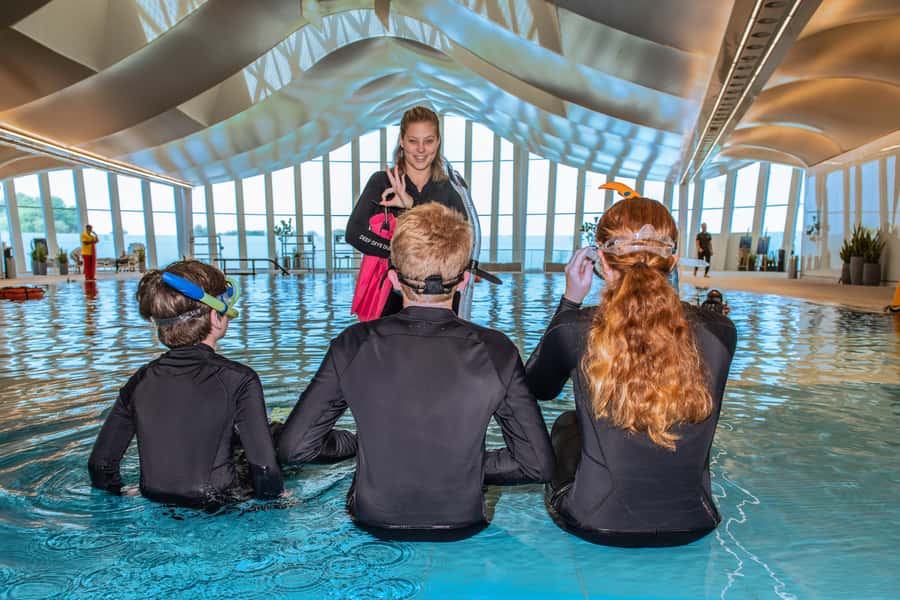 Dubai: Snorkeling at Deep Dive World's Deepest Pool - Meeting the guide and getting set up