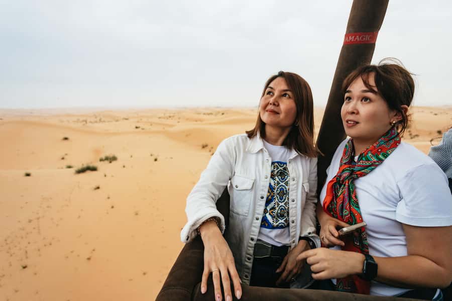 Dubai: Sunrise Balloon Flight with Camel Ride & Breakfast - The 40 to 70-minute sunrise flight