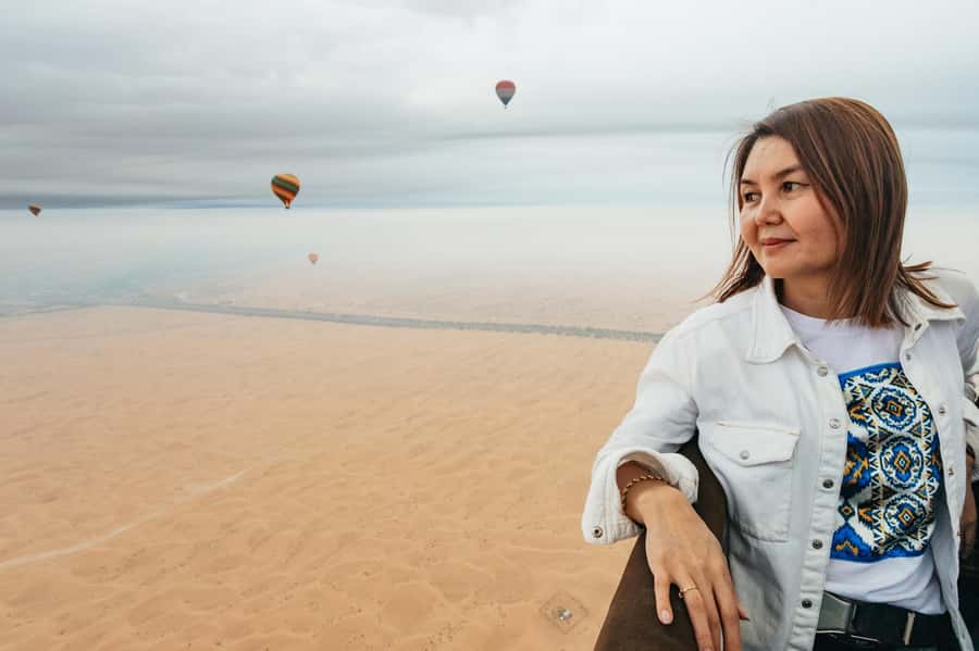 Dubai: Sunrise Balloon Flight with Camel Ride & Breakfast - A short camel ride and falcon photo stop