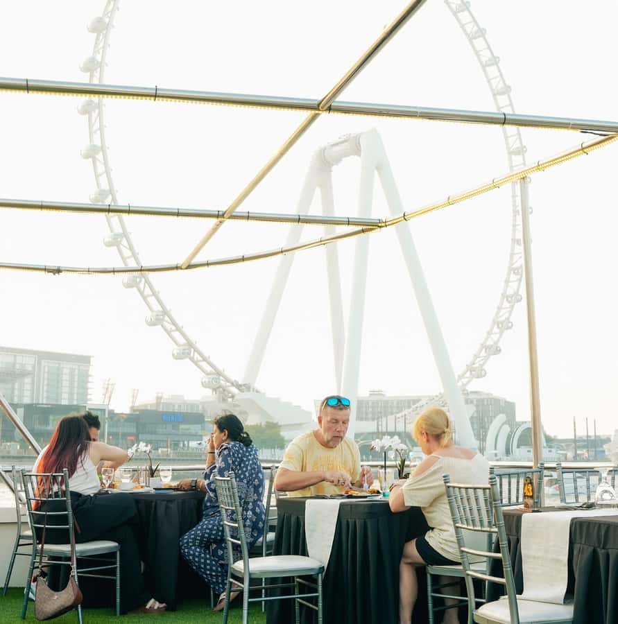 Dubai: Sunset or Dinner Cruise with Live Music & Open Bar - Open bar and table service
