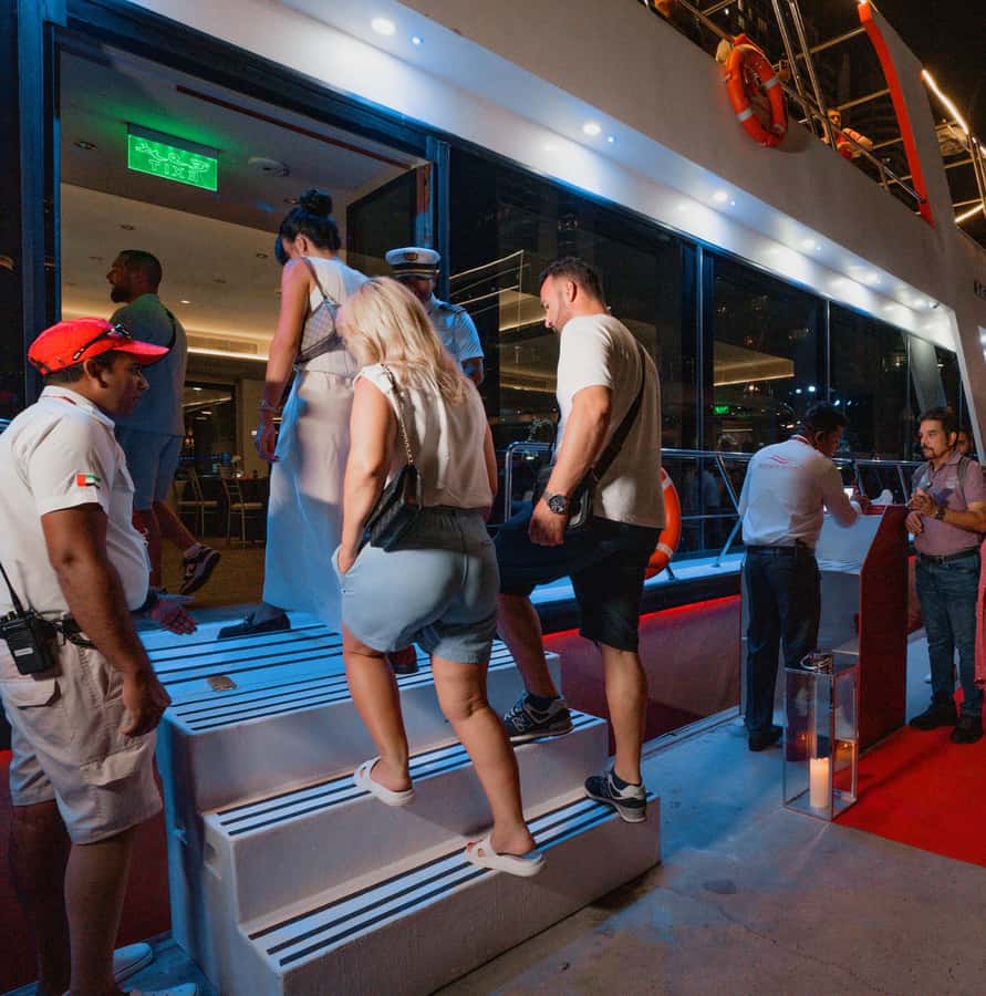 Dubai: Sunset or Dinner Cruise with Live Music & Open Bar - Live music and the mood onboard