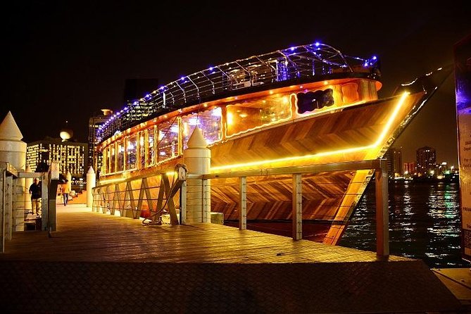 Dubai Super Saver: Desert Camp Experience by 4x4 and Dhow Dinner Cruise - Buffet dinner and the question of seating