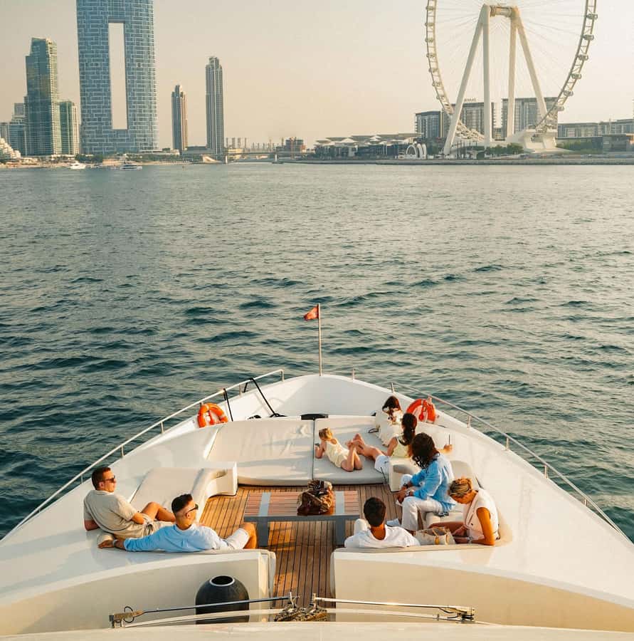 Dubai: Superyacht Experience with Live Music & Drinks - Who will get the most from this cruise?