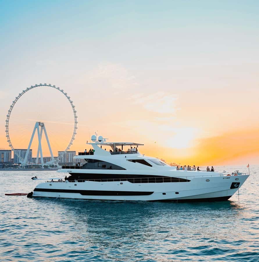 Dubai: Superyacht Experience with Live Music & Drinks - Live music, DJ sets, and the evening mood